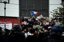 Des élèves brandissent des pancartes et agitent des drapeaux lors d'un blocage organisé au lycée Gustave-Eiffel de Bordeaux, le 30 septembre 2026.