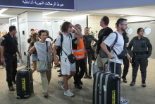 Des passagers d'un vol flydubai dérouté plus tôt dans la journée sont vus après leur atterrissage à l'aéroport Ben Gourion de Lod