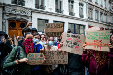Des lycéens manifestent en bloquant l'entrée du lycée Ampère à Lyon, dans le centre-est de la France, le 1er octobre 2026.