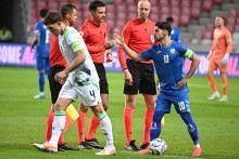 Le capitaine de l'équipe irlandaise refusant de serrer la main au capitaine de l'équipe israélienne lors de la rencontre du 27 septembre 2026.