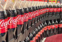 Des bouteilles de Coca Cola dans une épicerie le 24 avril 2023 à San Rafael, Californie.