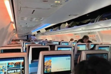 Des passagers à bord du vol FZ 1073 de flydubai, dérouté, avant son décollage de l'aéroport de Tabuk en Arabie saoudite à destination de Tel Aviv