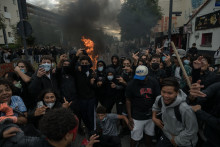 Des élèves lors d'une manifestation près du lycée Déodat, à Toulouse, dans le sud-ouest de la France, le 1er octobre 2026.