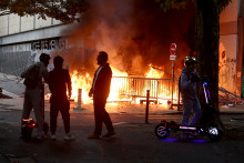 Des poubelles sont incendiées devant le lycée des Menuts lors d'une manifestation étudiante à Bordeaux