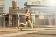 Une jeune femme fait un jogging