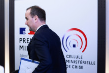 Sébastien Lecornu dans la cellule interministérielle de crise le 1er octobre 2026.