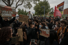 Des lycéens devant leur établissement à Toulouse le 1er octobre 2026