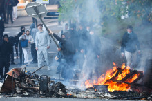 Le 2 octobre 2026, à Brest, dans l'ouest de la France, un manifestant jette un panneau