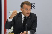 Le président français Emmanuel Macron s'exprime à l'issue d'une visioconférence avec les dirigeants du G7 depuis le palais de l'Élysée, à Paris, le 2 octobre 2026.