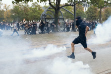 Des élèves affrontent la police, qui utilise des gaz lacrymogènes, lors d'un blocage du lycée Kléber à Strasbourg