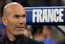 Zinédine Zidane sur le banc des Bleus contre l'Italie, le 2 octobre 2026 en Ligue des nations au Stade de France.