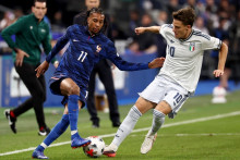 Michael Olise au duel avec Nicolo Fagioli lors de France-Italie en Ligue des nations, le 2 octobre 2026 au Stade de France.