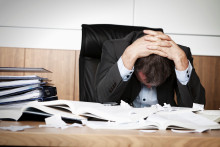 Un homme visiblement stressé au travail. (illustration)