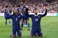 Michael Olise et Désiré Doué lors de la victoire des Bleus contre la Belgique au Stade de France en Ligue des nations, le 5 octobre 2026.