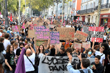 Des manifestants participent à une manifestation de lycéens à Marseille, dans le sud-est de la France, le 6 octobre 2026