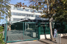 Le lycée professionnel Château d'Epluches, où Eden, un élève de 14 ans, a été grièvement blessé au visage par le tir d'une grenade lacrymogène