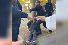 Un jeune homme dans un état inquiétant avec des policiers autour au lycée Flora-Tristan de Noisy-le-Grand, le 6 octobre 2026.