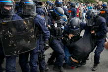 Les forces de l'ordre pendant une manifestation des lycéens à Paris le 6 octobre 2026.