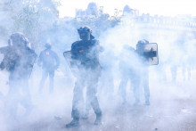 Des policiers sur la place de la Nation à Paris lors d'une manifestation autour du mouvement lycéen, le 6 octobre 2026.