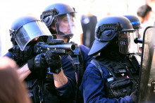 Un policier vise avec son LBD 40 lors d'une manifestation organisée dans le cadre d'une journée d'action nationale à Bordeaux le 6 octobre 2026