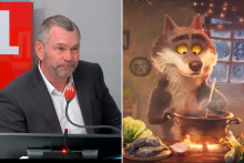 Thierry Cotillard, président du groupement Les Mousquetaires, et le Loup d'Intermarché.