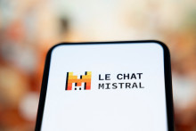 Illustration d'un téléphone avec le logo de l'entreprise Mistral AI.