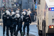 Des manifestants affrontent la police anti-émeute lors d'une manifestation contre les réformes de l'éducation et les coupes budgétaires, à Liège, en octobre 2026.