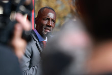 Le maire de Saint-Denis, Bally Bagayoko, s'adresse à des lycéens rassemblés dans le cadre d'un mouvement de protestation national à Saint-Denis le 4 octobre 2026.