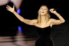 La chanteuse canadienne Céline Dion sur le podium lors du défilé L'Oréal Paris pour la collection printemps-été 2027