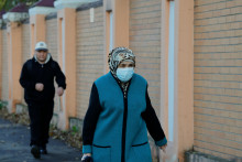 Une femme portant un masque passe devant l'institut de lutte contre la peste dans la ville d'Irkoutsk, le 7 octobre 2026.