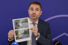 Le procureur Paul-Édouard Lallois brandit des photos liées à l'enquête lors d'une conférence de presse