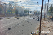 En Ukraine, une frappe russe contre deux bus fait au moins 30 morts dans l'est, le 8 octobre 2026