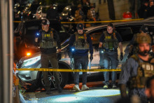 Des agents du FBI travaillent sur les lieux où un homme aurait été blessé par balle par un agent de l'Immigration and Customs Enforcement (ICE) lors d'une opération dans le Bronx, à New York, le 8 octobre 2026