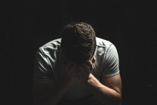 Un homme faisant une dépression. (Illustration)