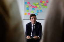 Le ministre de l'Éducation nationale Édouard Geffray assis devant des post-it d'élèves ayant noté leurs réflexions sur la situation actuelle, au lycée polyvalent de Cachan, le 9 octobre 2026.