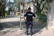 Un policier devant le musée Renoir à Cagnes-sur-Mer