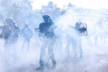 Des policiers sur la place de la Nation à Paris lors d'une manifestation autour du mouvement lycéen, le 6 octobre 2026.