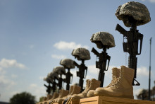Des casques militaires posés sur des fusils sur la base de Fort Hood au Texas, en hommage aux victimes de l'attentat perpétré en 2009 par Nidal Hasan.