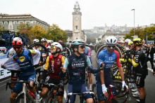 Les coureurs du peloton avant le départ du Tour de Lombardie à Bergame, samedi 10 octobre.