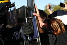 Un fonctionnaire de police fait face à des manifestants lors du blocage du lycée Hélène-Boucher à Paris, le jeudi 8 octobre.