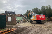 Des maisons en cours de démolition à Blendecques, dans le Pas-de-Calais, après les inondations survenues il y a près de trois ans.