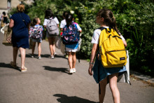 Des écoliers entrant dans une école primaire parisienne
