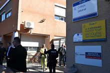 Un policier se tient devant le lycée Joseph-Lakanal après qu'un proviseur a été blessé par un tir de fusil de chasse et qu'un adolescent a été arrêté à Aubagne, dans le sud de la France, le 12 octobre 2026