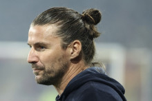 Yannick Cahuzac sur le banc du RC Lens lors de la victoire contre Lyon en Ligue 1, le 9 octobre 2026 à Bollaert.