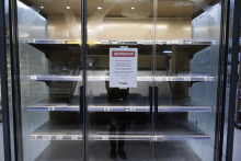 Un avis client affiché sur les réfrigérateurs vides d'un supermarché Intermarché à Nevez, le 12 octobre 2026