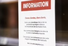 Uun avis client affiché sur les réfrigérateurs vides d'un supermarché Intermarché à Nevez