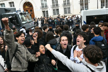 Des lycéens manifestant devant le lycée Montaigne de Paris le 9 octobre
