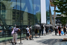 Des gens font la queue à l'extérieur d'un magasin Apple à New York le 22 juin 2020