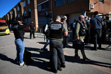 Des policiers de la police judiciaire au collège Joseph-Lakanal à Aubagne, dans le sud de la France, le 12 octobre 2026.
