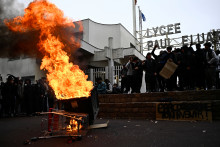 Le 13 octobre 2026, des manifestants ont incendié une poubelle lors d'un blocage de l'entrée du lycée Paul Éluard à Saint-Denis.